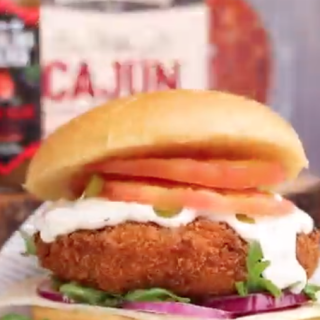 Hamburguesa cajún crujiente con salsa de pepinillos