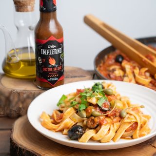 Pasta alla putanesca con salsa infierno